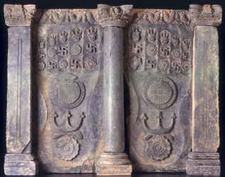 Friso que muestra las huellas de Buda, Gandhara, siglo I al V d.C.