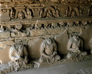 Estatuas de Buda en el antiguo monasterio budista en el distrito de Haripur, siglo II-I a.C.