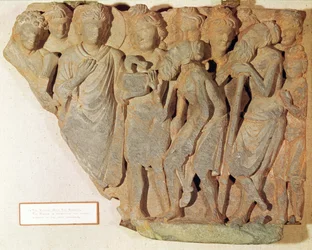 La Victoria sobre la Serpiente, relieve que representa a Buda presentando la temida serpiente a los asombrados brahmanes, estilo greco-budista, siglos I-IV