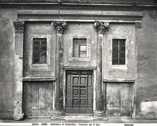 La fachada, construida por el Emperador Constantino, c. AD 315-24