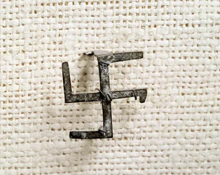 Antigüedad cristiana: fíbula en forma de esvástica. Siglo I al III. Museo Nacional de Arqueología de Saint Germain en Laye