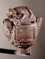 Urna cineraria Messiae graphicae. De Avranches. Saint-Germain-en-Laye, Museo de Arqueología Nacional