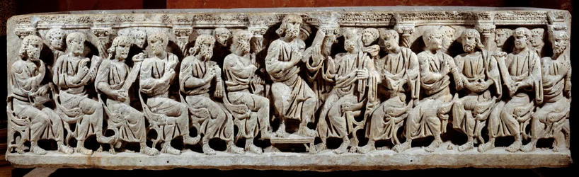 Arte paleocristiano: sarcófago tallado que representa a Cristo enseñando con los atres. Final del siglo IV d.C. París, museo del Louvre