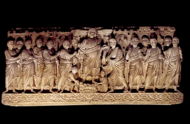 Arte paleocristiano: sarcófago tallado que representa a Cristo con los apóstoles. de la Basílica de San Pedro en Roma, mausoleo de los Anicii. 390-400 d.C. París, Museo del Louvre