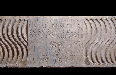 Arte paleocristiano: fragmento de sarcófago: Buen Pastor y epitafio de Livia Primitiva. Un pastor con corderos, un pez (símbolo cristiano) y un ancla. Encontrado en Roma bajo la Basílica de San Pedro. 200-250 d.C. París, Museo del Louvre