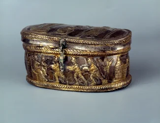 Arte paleocristiano: caja relicario de plata conocida como Capsella de Brivio: Adoración de los Magos. Siglo V d.C. París, Museo del Louvre