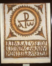 Túnez, El Mosaico de Uppenna, obra de mosaico que representa una tumba con un epitafio: alfa y omega (el principio y el fin)