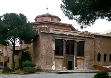 Vista del baptisterio paleocristiano de San Giovanni in Laterano (San Juan de Letrán), construido alrededor del año 440. Roma