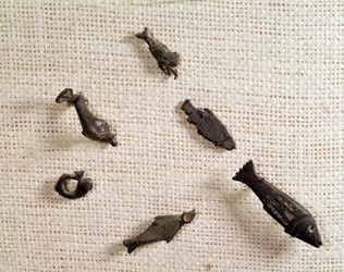 Antigüedad cristiana: fíbulas y joyería de metal en forma de pez. Museo Nacional de Arqueología, Saint Germain en Laye