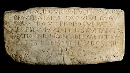 Arte paleocristiano: epitafio de Leucadia. Placa de la antigua iglesia de los Macabeos en Lyon. París, Museo del Louvre