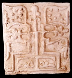 Arte paleocristiano: piedra adornada con relieves de ramas de vid y una cruz. De la Isla de Kharg, Irán.