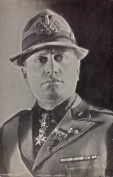 Álbum "Duce": Benito Mussolini en uniforme de la Milicia (foto en b/n)