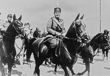 Álbum "Duce": Benito Mussolini a caballo con su séquito en Roma