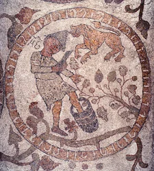 Agosto: un campesino con un gorro frigio recoge uvas y las aplasta en un cubo. El signo del león es representativo. Mosaico de Pantaleone, sacerdote y mosaico