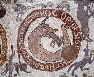 Representación del Leviatán en forma de cocodrilo encarnando a Satanás sosteniendo en su boca una liebre que representa al ser humano. Mosaico de Pantaleone, sacerdote y mosaico (1163-1166)