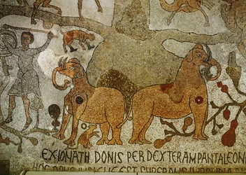 Dos elefantes en las raíces del Árbol de la Vida de (mosaico)
