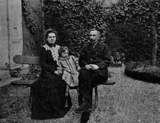 M. y Mme Curie en el jardín de su casa en París, c1902, 1903