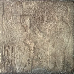 Estela rara que muestra a Artabano V, el último rey parto, invistiendo a Khwasak, el sátrapa de Susa: le entrega un anillo como emblema de su autoridad, de Susa, Irán, 14 de septiembre de 215 d.C. (piedra caliza)