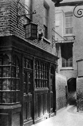 La taberna Mitre, Londres, 1926-1927