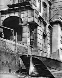 Los restos de una mansión de un comerciante junto al Támesis, cerca de la estación de Cannon Street, 1926-1927