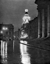 Clima húmedo en Trafalgar Square, Londres, 1926-1927