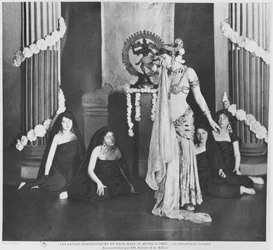 Mata Hari actuando en el Museo Guimet, París, 13 de marzo de 1905