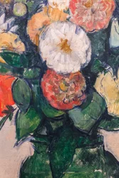 Flores en un jarrón verde