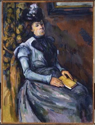 Mujer sentada en azul