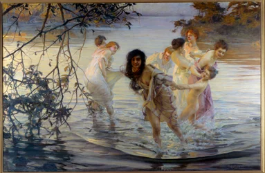 Jóvenes mujeres jugando en el agua