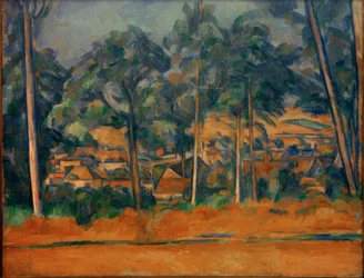 Pueblo detrás de árboles