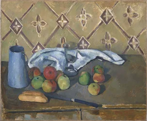 Fruta, servilleta y jarra de leche