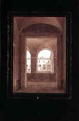 Vista de un claustro con una fuente