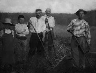 Retrato de trabajadores agrícolas, adultos y niños, de la región de Chaumont (Haute Marne) durante la henificación. Fotografía, hacia 1886, de Paul Emile Theodore Ducos (1849-1913).
