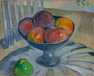Plato de frutas en una silla de jardín