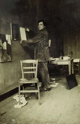 Amedeo Modigliani en su estudio, c.1915 (foto en blanco y negro)