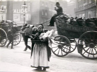 Una vendedora de periódicos, Londres, c.1890s