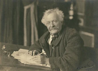 Félix Nadar sentado ante un escritorio