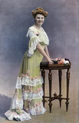 La comediante francesa Blanche Toutain, foto de Paul Nadar del periódico francés "Le Theatre" de febrero de 1905.