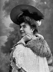 La comediante francesa Jeanne Thomassin en el papel de Suzanne Radiguet en la obra "Les trois Anabaptistes" en París, foto del periódico francés "Le Theatre" de octubre de 1904.