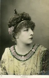Henriette Rosine Bernard alias Sarah Bernhardt como "Théodora", obra de Victorien Sardou, en 1884
