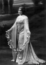 Marguerite Carre como Melisande en la ópera Pelleas et Melisande de ClaudeDebussy en 1911, foto de Paul Nadar