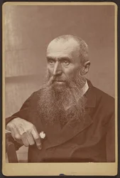 Retrato de un hombre con patillas y barba