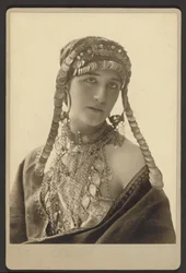 [Mujer desconocida en traje teatral]