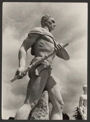 Escultura moderna en un campo de deportes