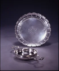 Colador de naranja de Jorge II, cuenco circular con dos asas de concha y voluta caladas (plata)
