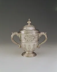 Copa con tapa de dos asas, 1730-31