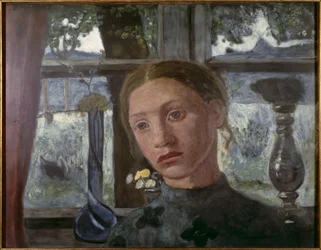 Cabeza de niña ante una ventana