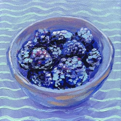 Moras de colores vivos en un cuenco