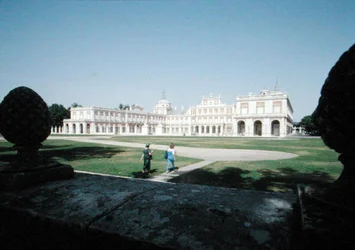 El Palacio Real y jardines, reconstruido desde 1715