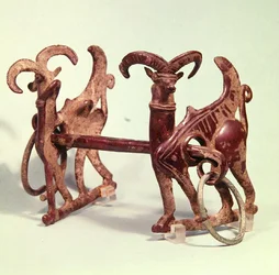Frenos de caballo decorados con dos íbices, de Lorestan, Irán